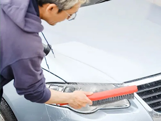 自動車のメンテナンスをするスタッフ